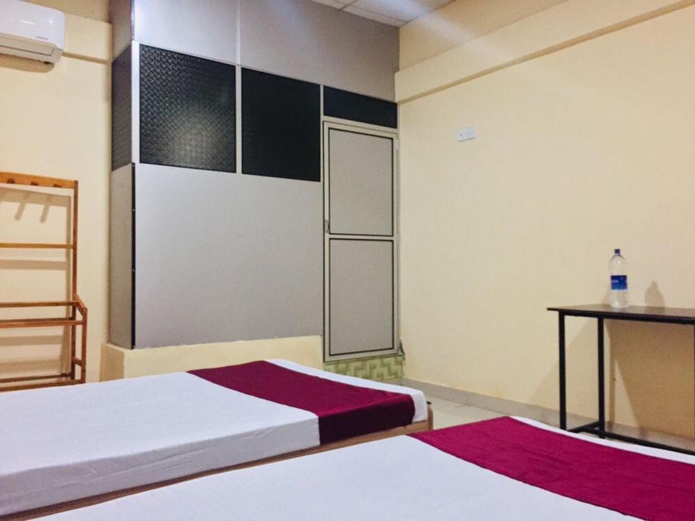 Hb Budget Rest Hotel Jaffna Buitenkant foto