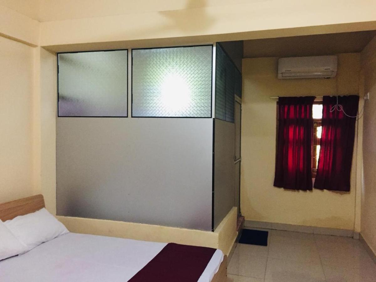 Hb Budget Rest Hotel Jaffna Buitenkant foto