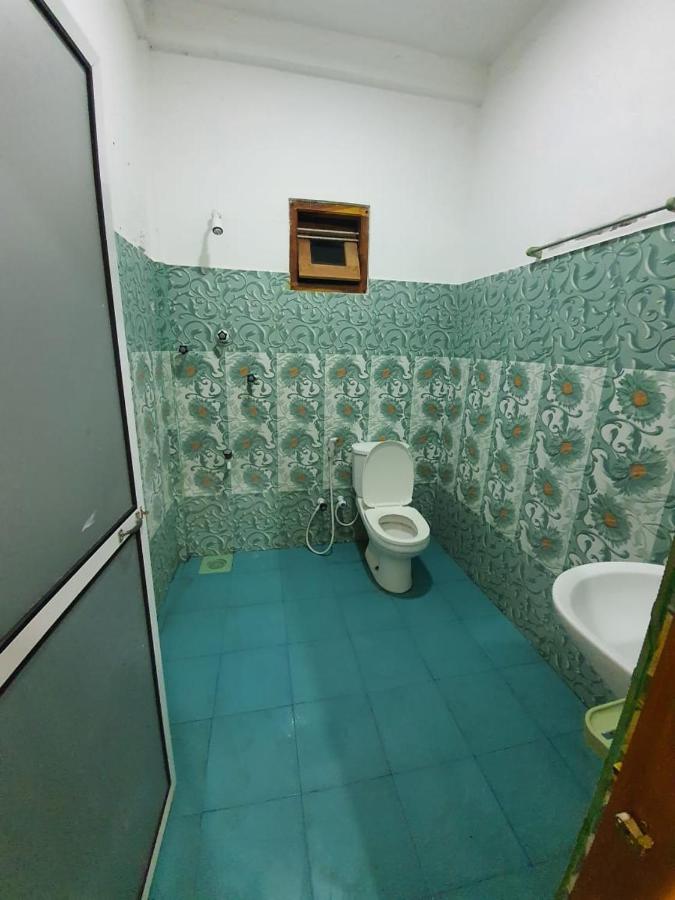 Hb Budget Rest Hotel Jaffna Buitenkant foto