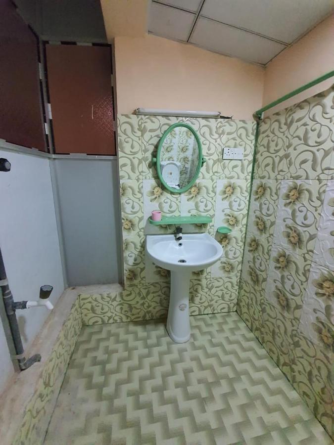 Hb Budget Rest Hotel Jaffna Buitenkant foto