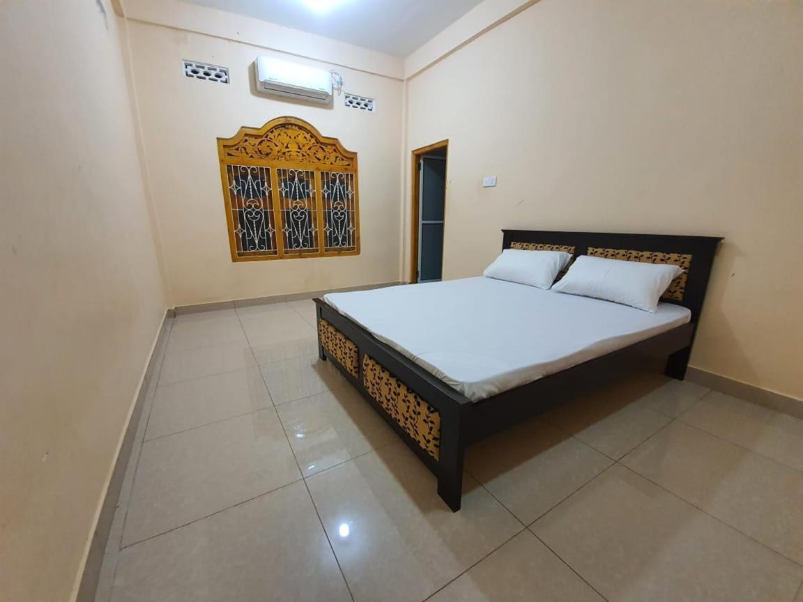 Hb Budget Rest Hotel Jaffna Buitenkant foto