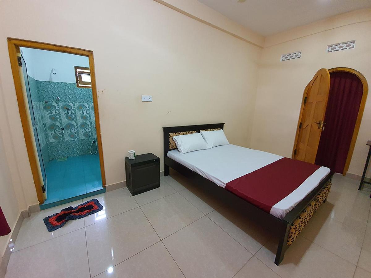 Hb Budget Rest Hotel Jaffna Buitenkant foto
