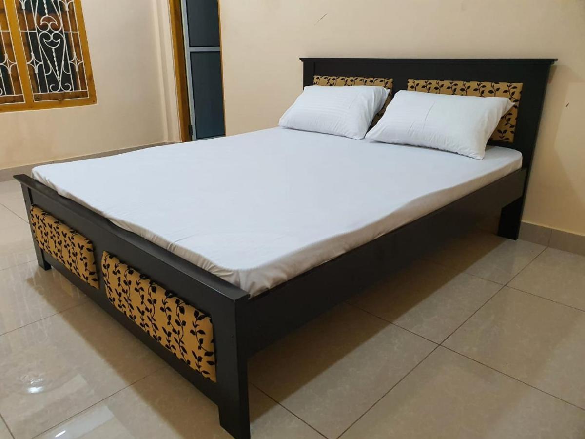 Hb Budget Rest Hotel Jaffna Buitenkant foto